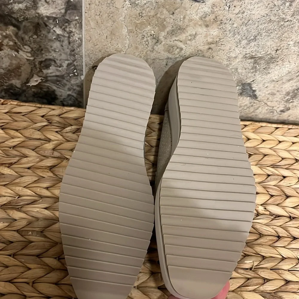 New Johnston & Murphy Gracelyn Tassel Loafer, size 8.5 M. Gold, silver, white. - Picture 8 of 9